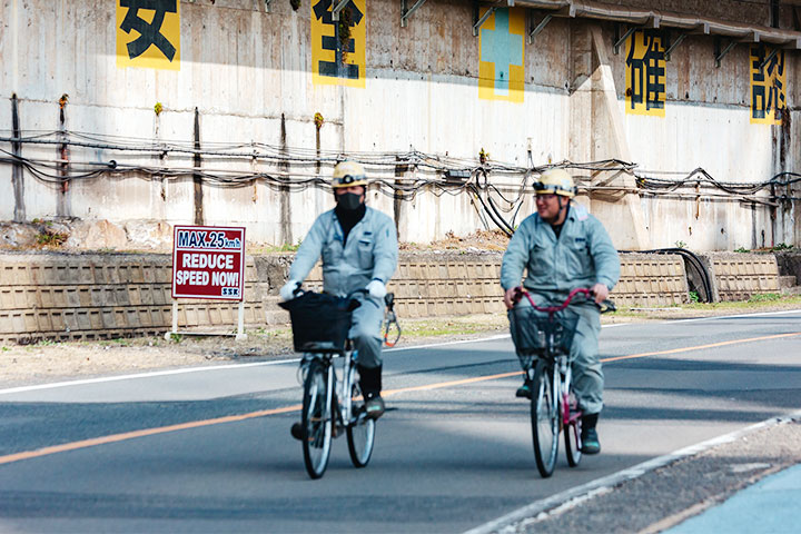 自転車で敷地内を移動